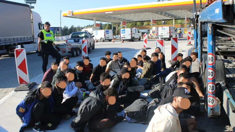 Prevádzač natlačil desiatky migrantov do dodávky: Tí cestovali v neľudských podmienkach! Polícia promptne konala | Nový Čas