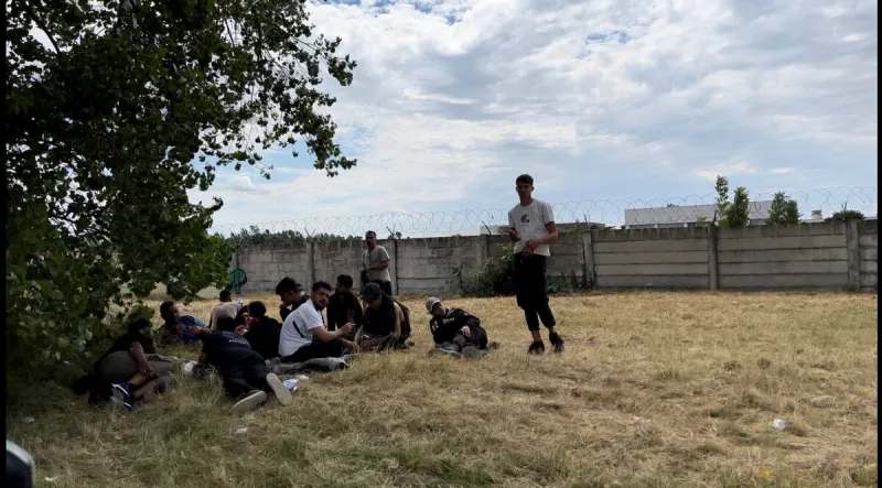 Spia pod stromami a stránia sa ľudí. O migrantov sa stará najmä mestská časť - Bratislava SME