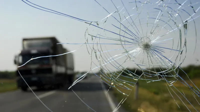 Pri hraniciach sa prevrátil kamión plný migrantov: Desiatka mŕtvych a ešte väčšie množstvo zranených | Nový Čas