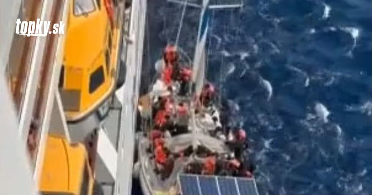 Dráma na Stredozemnom mori: Loď plná migrantov zakotvila pri výletnej lodi, na palubu ich nepustili | Topky.sk