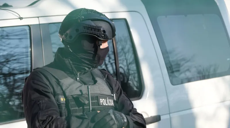 Zadržali dvoch advokátov a jedného lekára obvinených z korupcie. Vyšetrovateľ navrhuje väzbu - Domáce - Správy - Pravda