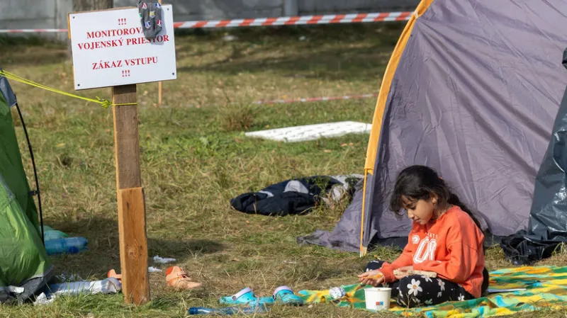 Migranti po voľbách zmizli z hraníc a presunuli sa do miest. Štát s pomocou mešká, no prichádza zima - Domáce - Správy - Pravda
