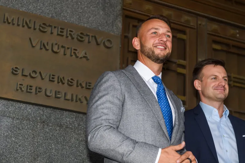 Opozícia žiada zvolať výbor k postaveniu čurillovcov mimo služby - SME