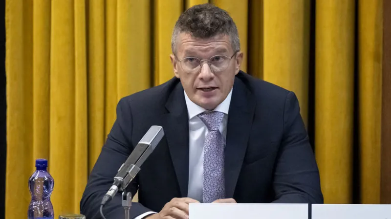 Zurian chce zastaviť vojnu v polícii, o vzťahu s ministerkou Sakovou mlčí. Trvá na tom, že Lučanského zabili - Domáce - Správy - Pravda