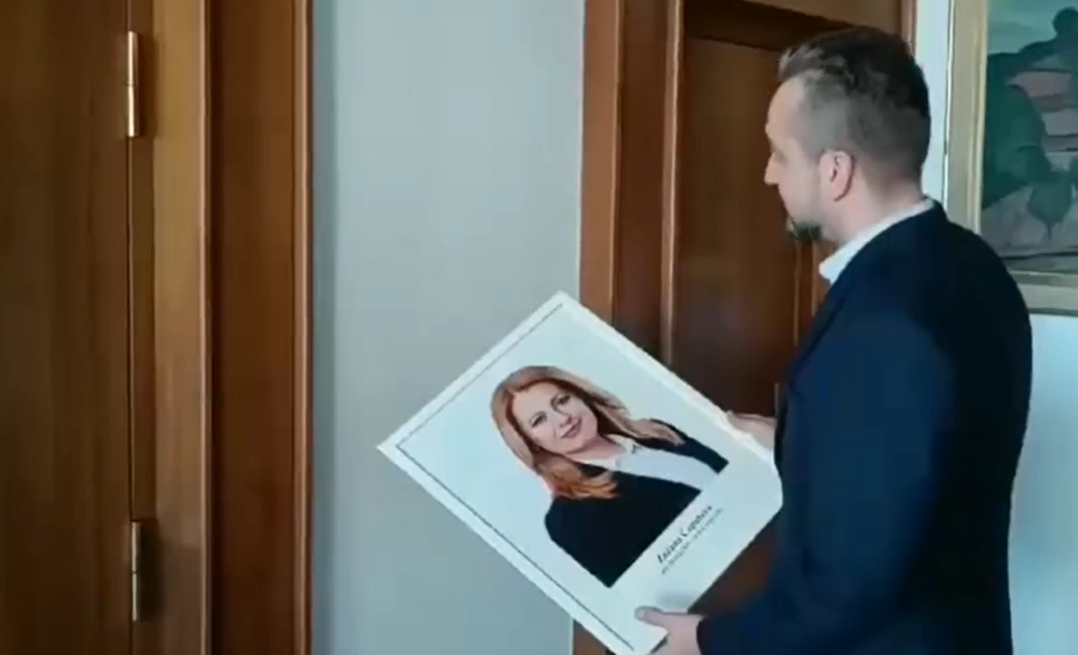 Blaha zvesil portrét prezidentky Čaputovej - SME