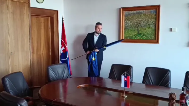 Blaha upratoval svoju novú kanceláriu. Strhol vlajku EÚ, prezidentku nahradil Che Guevarom. KDH ho chce odvolať - Domáce - Správy - Pravda