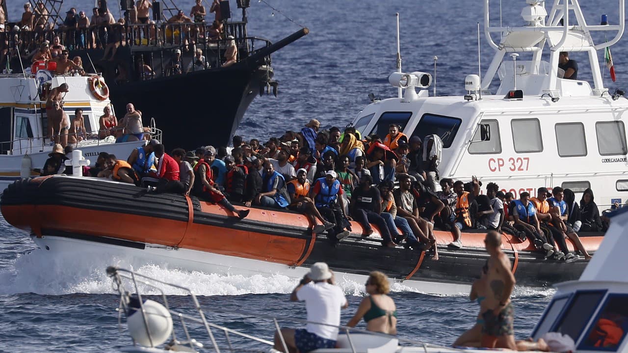 Na ostrov Lampedusa dorazilo ďalšie stovky migrantov: Ich počet sa ale znižuje | Nový Čas