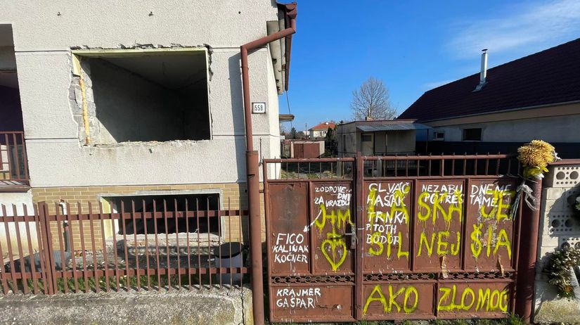 Muž posprejoval múrik plota domu, kde žil zavraždený novinár Kuciak - Domáce - Správy - Pravda