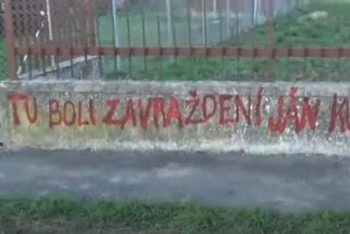 Pred pozemkom, kde zavraždili Jána a Martinu, zasahovala polícia: Zatkli muža, ktorý posprejoval múr | Dnes24.sk