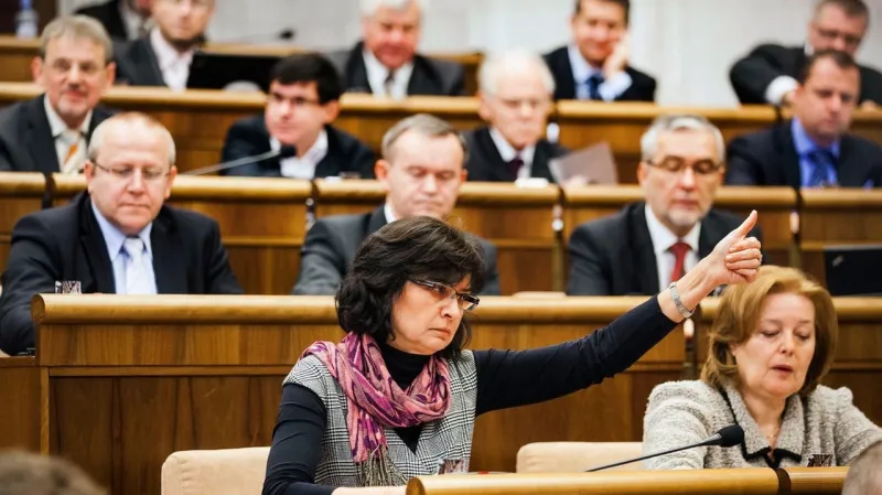 Palec hore, palec dole: Poslanci stále nevedia, ako majú hlasovať?! | Nový Čas