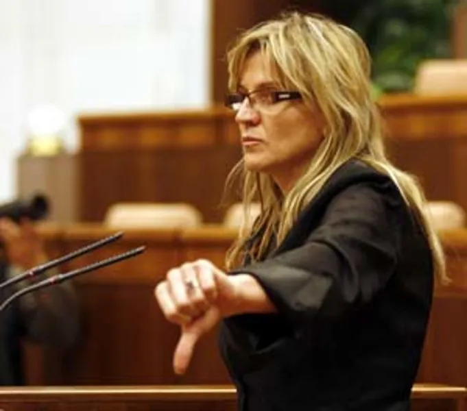 Poslanci v parlamente hlasujú na pokyn palcom - www.sme.sk