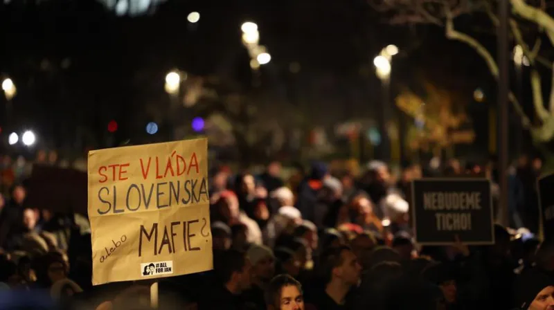 Tisíce ľudí zaplnili Námestie slobody. Opozícia zvolala protest proti rušeniu špeciálnej prokuratúry - Domáce - Správy - Pravda