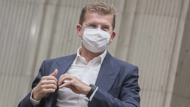 NAKA zasahuje v akcii Drevo, policajti sú na viacerých miestach Slovenska - Správy RTVS