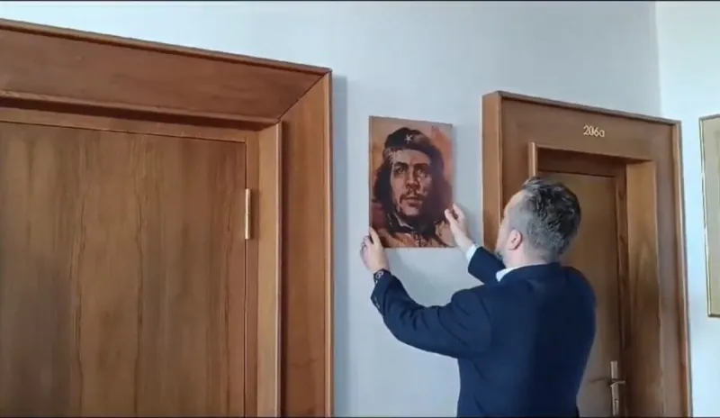 Polícia začala trestné stíhanie Ľuboša Blahu pre obraz Che Guevaru - SME