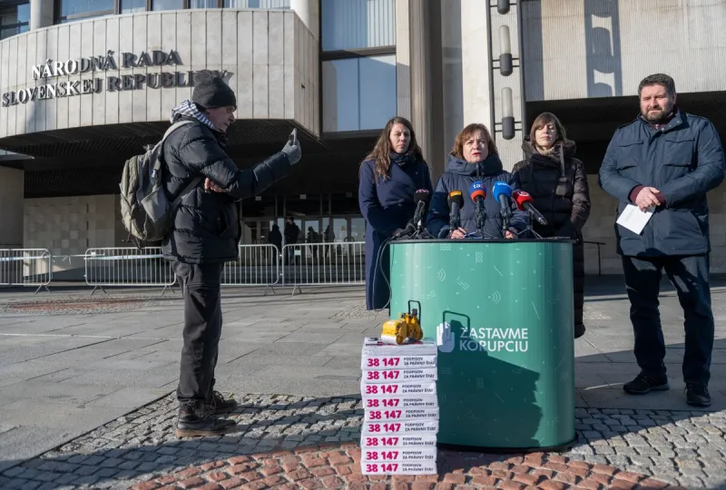 Mimovládky odovzdajú Pellegrinimu petíciu aj valec - SME