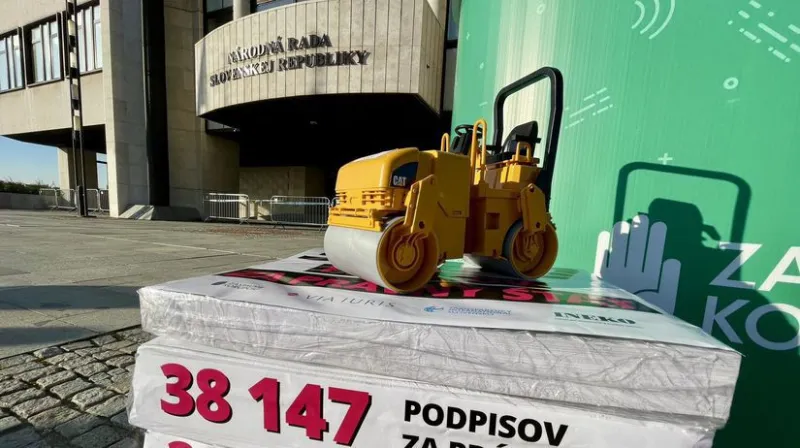 Pellegrini dostal parný valec a petíciu s vyše 38-tisíc podpismi. Mimovládky žiadajú, aby zastavil valcovanie legislatívneho procesu - Domáce - Správy - Pravda
