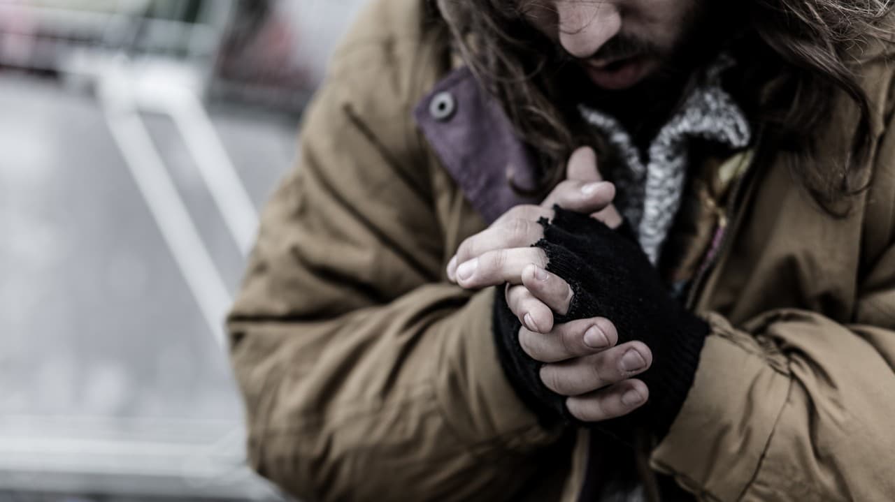 Mrazivé dni sú kritické najmä pre ľudí bez domova: Ako im pomáhajú mimovládky? | Nový Čas