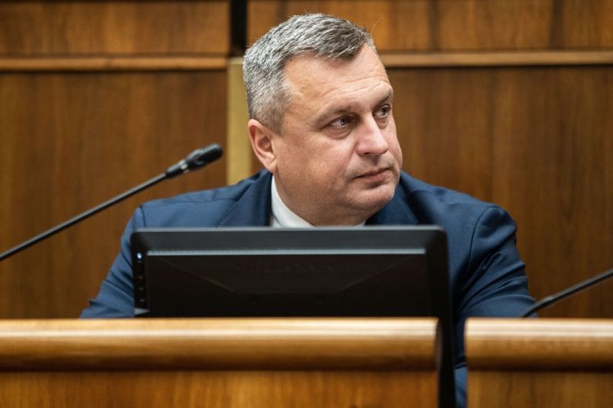 Opozícia bude iniciovať mimoriadny výbor k nehode Andreja Danka - SME