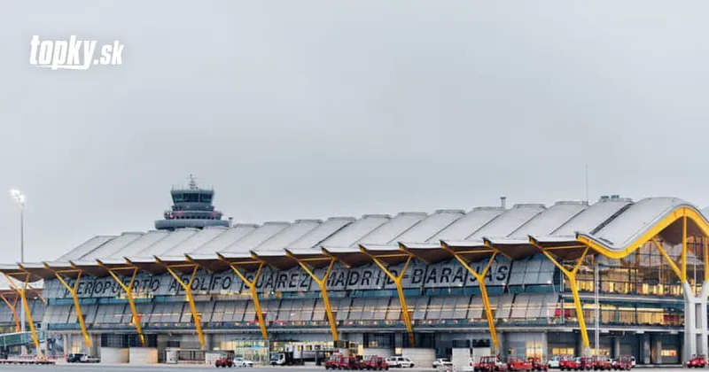Hromady odpadu a ploštice: Letisko v Madride zaplnili stovky migrantov, situácia je kritická | Topky.sk