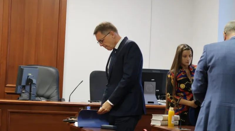 Proces s guvernérom NBS Kažimírom v kauze podplácania pokračuje čítaním listinných dôkazov - Domáce - Správy - Pravda