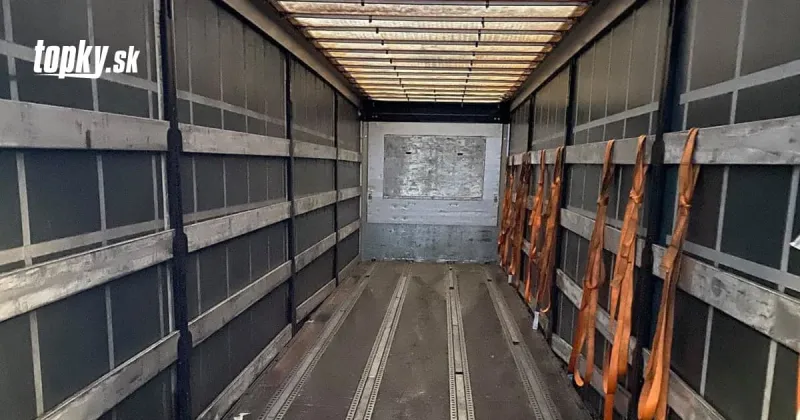 Na rumunsko-maďarským hraniciach kontrolovali kamión: Našli v ňom niekoľko migrantov | Topky.sk