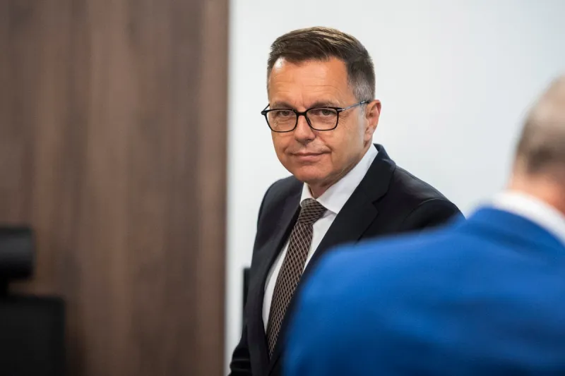 Súd zrušil pojednávanie s guvernérom NBS Kažimírom, hospitalizovali ho v nemocnici - SME