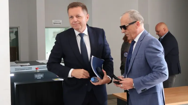 Súd zrušil piatkové pojednávanie s Kažimírom v korupčnej kauze, hospitalizovali ho - Domáce - Správy - Pravda