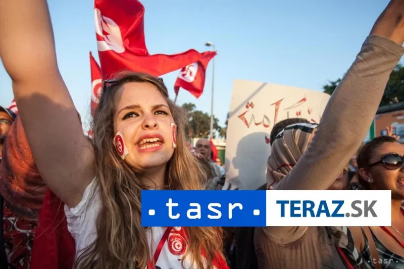 Demonštranti žiadajú vysťahovanie tábora migrantov v meste al-Amra