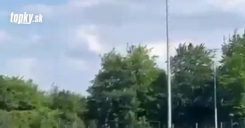 Dráma na futbale: VIDEO Znepriatelené rodiny migrantov sa pobili, padol aj výstrel, zasahovať musela polícia! | Topky.sk