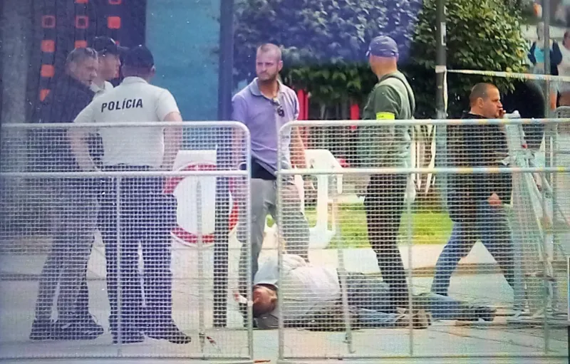 HNonline.sk - Fica v Handlovej po rokovaní vlády postrelili, vezú ho do nemocnice