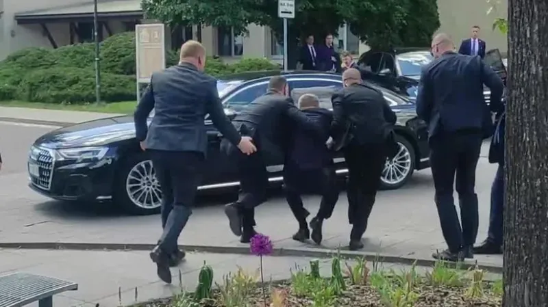 VIDEO: Roberta Fica postrelili do hrude po zasadaní vlády v Handlovej. Útočník strieľal viackrát, policajti ho zadržali - Domáce - Správy - Pravda