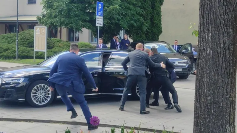 Zlyhali pri streľbe na Fica ochrankári? Za 30 rokov sme tu atentát na politikov veľkej trojky nemali, hovorí analytik - Domáce - Správy - Pravda