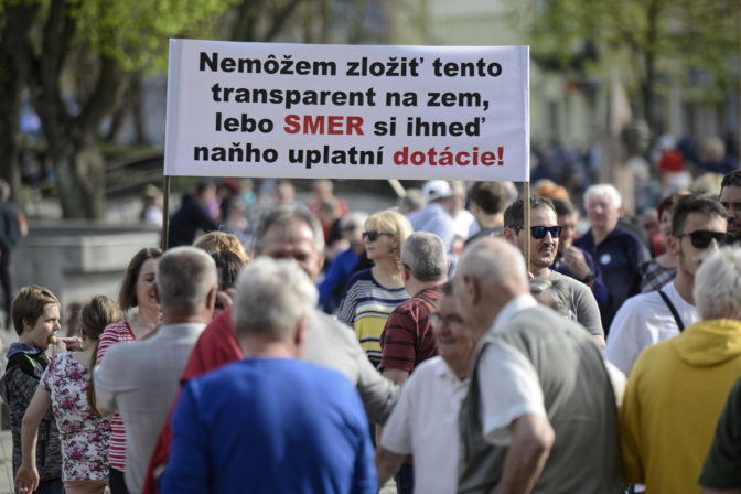 Video: Asi 35-tisíc ľudí na proteste „Za slušné Slovensko“ žiadalo odchod Gašpara aj Kováčika - Webnoviny.sk