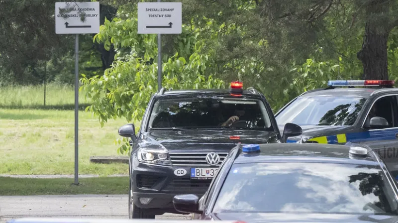 Po atentáte na Fica sa začali v online priestore šíriť hoaxy, napríklad „ukrajinská stopa“ - Domáce - Správy - Pravda