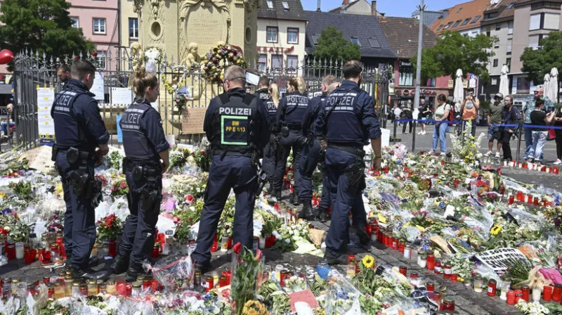 Stovky ľudí si v Mannheime uctili policajta dobodaného agfganským imigrantom - Svet - Správy - Pravda
