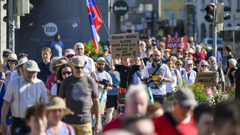 V bratislavských uliciach sa zišli stovky ľudí: Médiá, mimovládky či príroda! Protestujúci v tom majú jasno | Nový Čas
