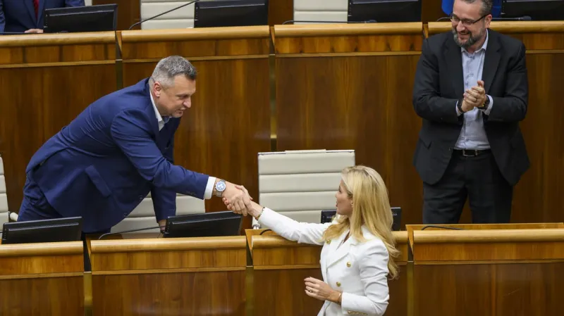 RTVS sa mení na STVR: Národná rada prijala nový zákon o Slovenskej televízií a rozhlase! | Nový Čas