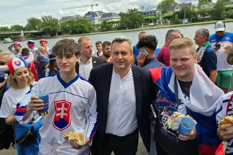 HNonline.sk - Predstavitelia koalície leteli na futbal vládnym špeciálom. Je to bežný postup, tvrdí rezort vnútra