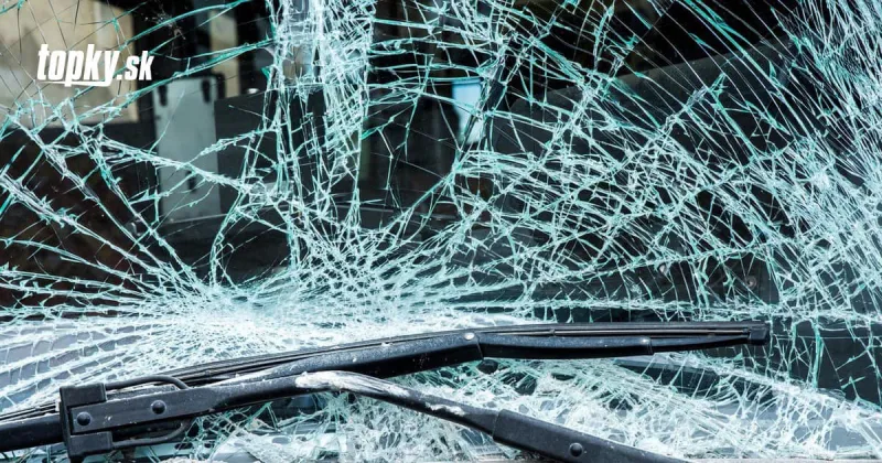 Migranti z Afganistanu a Nepálu utrpeli zranenia pri nehode dodávky v Srbsku | Topky.sk