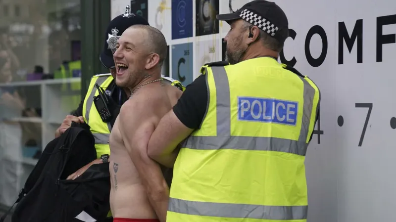 Bláznovstvo v Británii: Útok na hotel, ktorý ubytováva migrantov! Situácia sa vymyká spod kontroly | Nový Čas