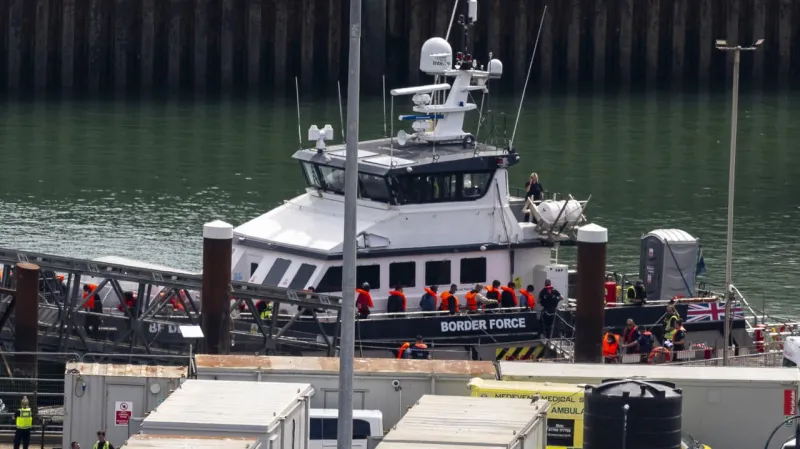 Do Británie prichádza rekordný počet migrantov: Hrozné, koľkí sa tlačia na lodi | Nový Čas