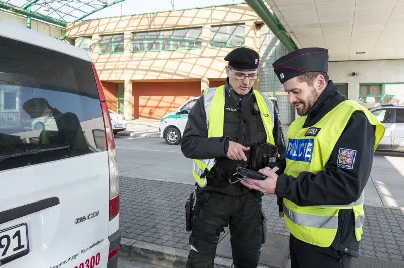 Česká polícia zastavila kamión, v ktorom sa skrývalo 30 migrantov. Jeden z nich zomrel - Svet SME