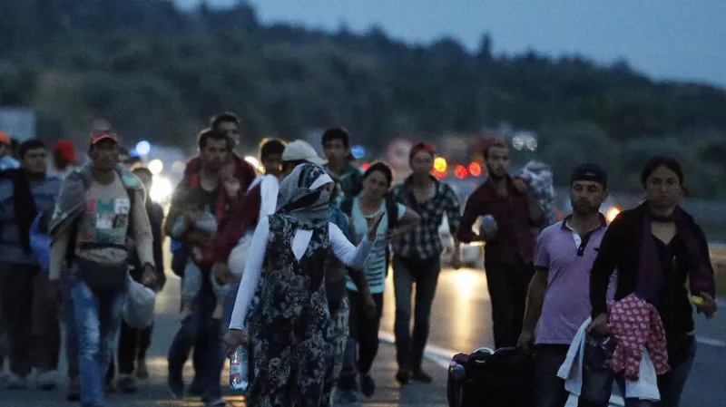 Českí policajti uzavreli diaľnicu, v kamióne našli tridsiatku migrantov - Svet - Správy - Pravda