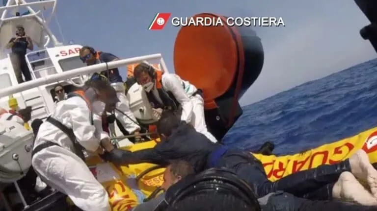 Loď plná migrantov sa prevrátila na mori: Nezvestných sú desiatky, medzi nimi aj deti | Nový Čas