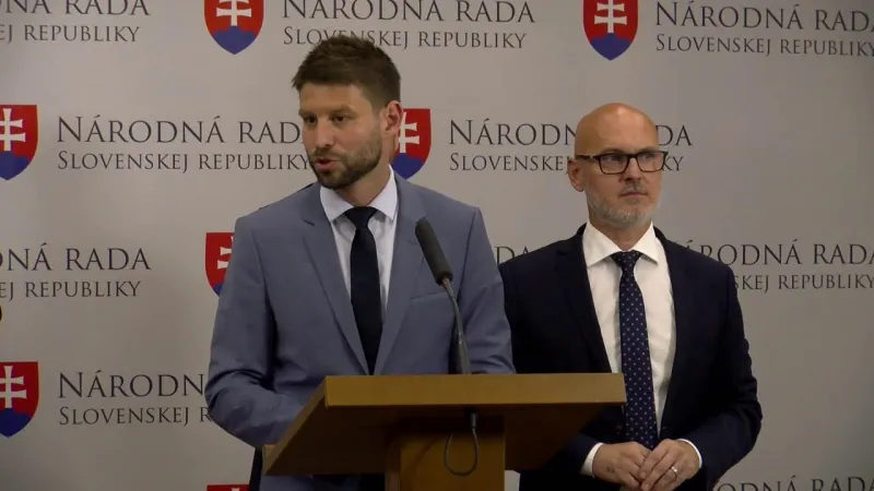 Opozícia reaguje na odvolávanie Šimečku v parlamente - YouTube