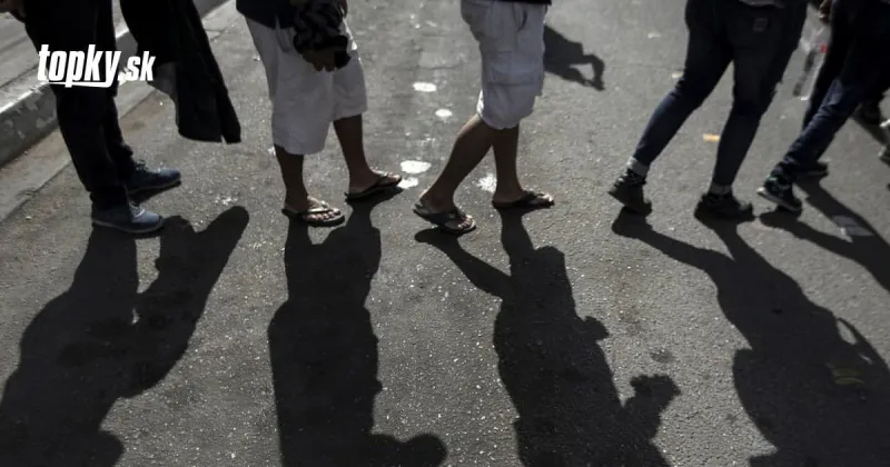 Migranti sa pokúsili o hromadný prechod do španielskej enklávy: Polícia reagovala rýchlym zásahom | Topky.sk