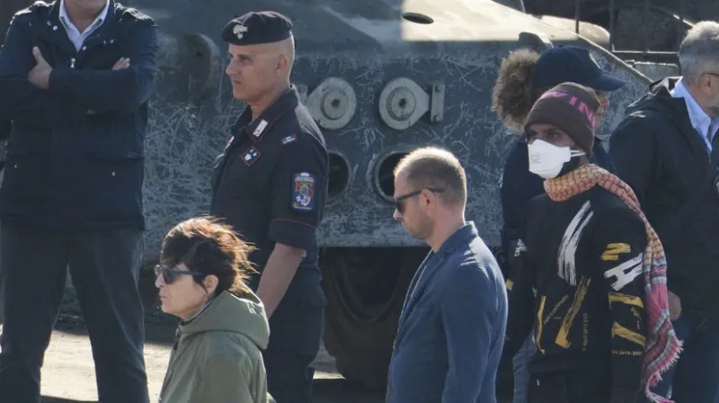 Do albánskeho prístavu priplávala talianska loď s prvou skupinou migrantov - Svet - Správy - Pravda