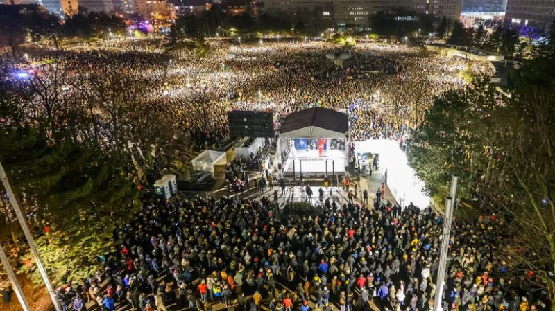 Najväčšie protesty od Kuciaka. Do ulíc vyšli desaťtisíce Slovákov, len v Bratislave bolo 60-tisíc ľudí. Organizátori adresovali Ficovi novú požiadavku - Domáce - Správy - Pravda
