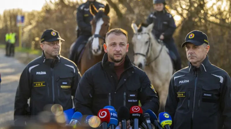 Polícia na južnom Slovensku vykonáva akciu proti nelegálnej migrácii. Nasadila drony, psy aj kone - Domáce - Správy - Pravda