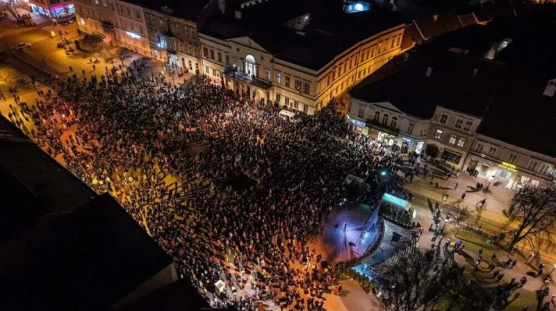 Kandidátka za SNS ich viní z majdanu, riaditeľka vidí konšpiráciu. Kuciakov pamätník - Korzár SME